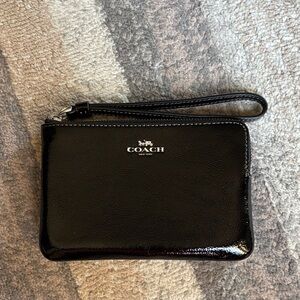 NWT Coach Corner Zip Wristlet in black patent with silver hardware